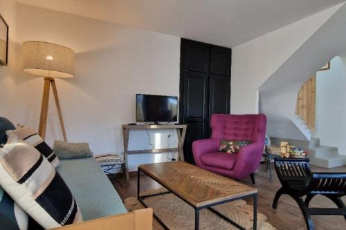 un salon avec un canapé et une chaise dans l'établissement La Maison d'Adèle, à Baden