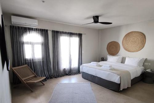Postel nebo postele na pokoji v ubytování The Noverian Bios Santorini Hotel