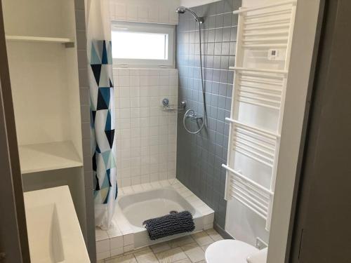 Ένα μπάνιο στο Charmant F2 en centre bourg