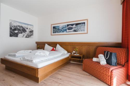 Postel nebo postele na pokoji v ubytování Smart Hotel Firn