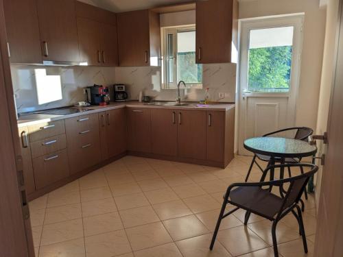 ティラナにあるDamian And Gerardのキッチン(テーブル、テーブル、椅子付)