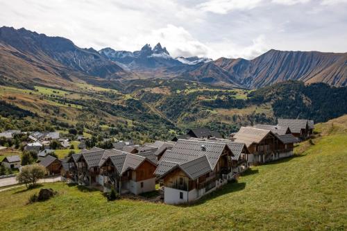 - une vue aérienne sur un village dans les montagnes dans l'établissement Apartment for 4 - 6 people in Albiez-Montrond, à Albiez-Montrond