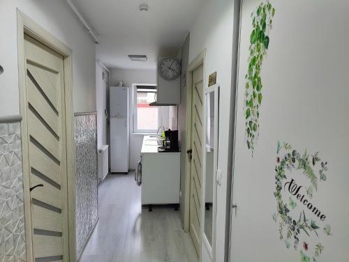 una cucina con un bancone e un orologio sul muro di HANA Apartament a Târgu-Mureş