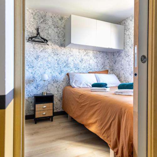 une chambre avec un lit avec un mur bleu et blanc dans l'établissement Sanary plage - Escapade à Portissol, à Sanary-sur-Mer