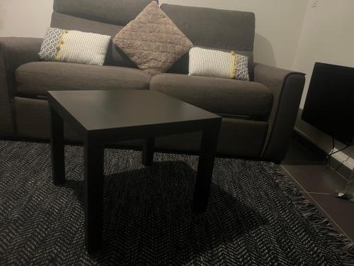 un salon avec un canapé et une table basse dans l'établissement Jolie Studio, à Gare des Brotteaux