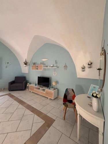 a living room with a couch and a table at Casa vacanze Vista Castello in Oria