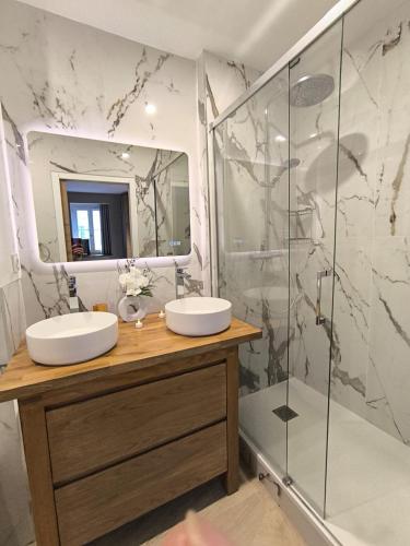 une salle de bain avec deux lavabos et une douche dans l'établissement 2 Pièces Cozy Place Morny refait à neuf, à Deauville