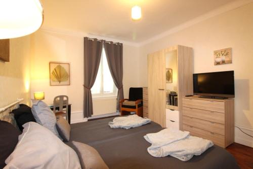 a living room with a couch and a flat screen tv at Chambre d'hôtes au cœur des Vosges et proche de l'Alsace in Plainfaing