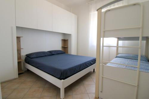 a bedroom with two bunk beds with blue sheets at 14 Trilocale fronte mare Evangelisti Casa in Bellaria-Igea Marina