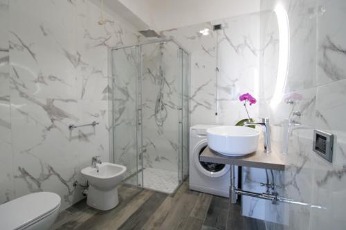 a bathroom with a shower and a sink and a toilet at 14 Trilocale fronte mare Evangelisti Casa in Bellaria-Igea Marina