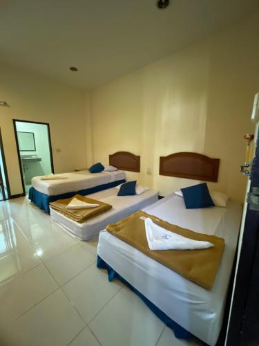 Ένα ή περισσότερα κρεβάτια σε δωμάτιο στο Suwanna Hotel krabi town
