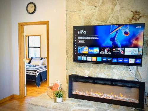 Μια τηλεόραση ή/και κέντρο ψυχαγωγίας στο Jacuzzi, Fireplace, Nature, Views, Peaceful, Patio