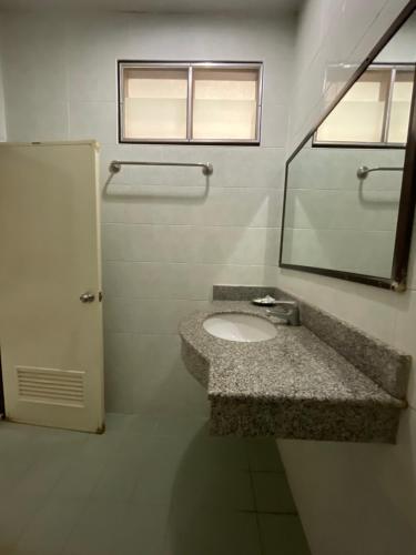 Ένα μπάνιο στο Suwanna Hotel krabi town