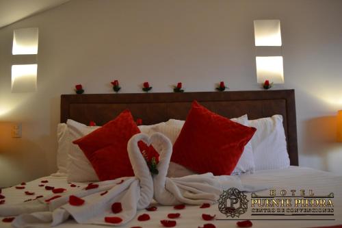 Ένα ή περισσότερα κρεβάτια σε δωμάτιο στο Hotel Puente Piedra