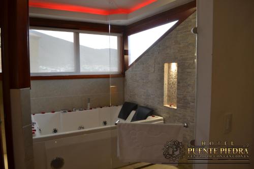Ένα μπάνιο στο Hotel Puente Piedra