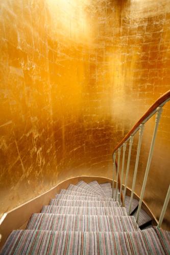 an escalator in a building with a yellow wall at Maison d'hôtes Stella Cadente in Provins