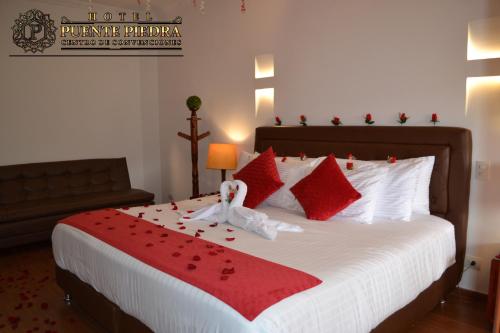 Ένα ή περισσότερα κρεβάτια σε δωμάτιο στο Hotel Puente Piedra