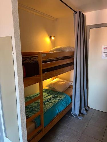 quelques lits superposés dans une chambre dans l'établissement Appartement - Cap d'Agde, au Cap d'Agde