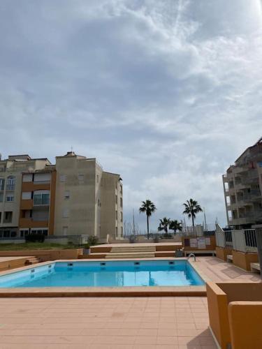 une grande piscine devant certains bâtiments dans l'établissement Appartement - Cap d'Agde, au Cap d'Agde
