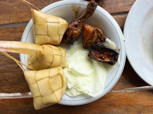 MinyaifuinにあるTamaku homestayの肉やその他の食べ物が入ったボウル