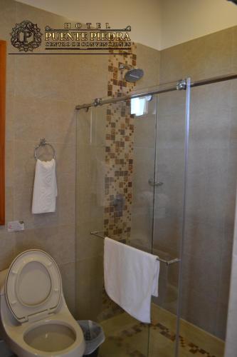Ένα μπάνιο στο Hotel Puente Piedra