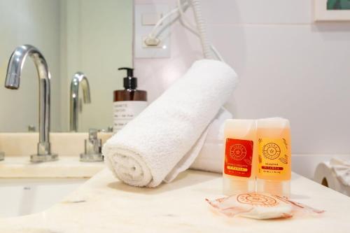 クリチバにあるApartamento de 1 Quarto com Vaga - BGD0202の浴室のカウンターに座るトイレットペーパー