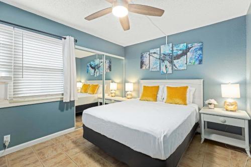 基黑Charming Tropical Kihei Gardens 2-Bed Suite - New的带床和吊扇的卧室