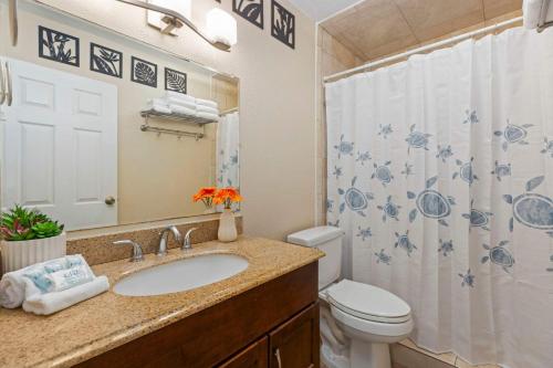基黑Charming Tropical Kihei Gardens 2-Bed Suite - New的配有水槽、马桶和浴帘的浴室