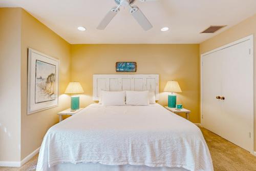Una cama o camas en una habitación de Beachwalk Villa 5069