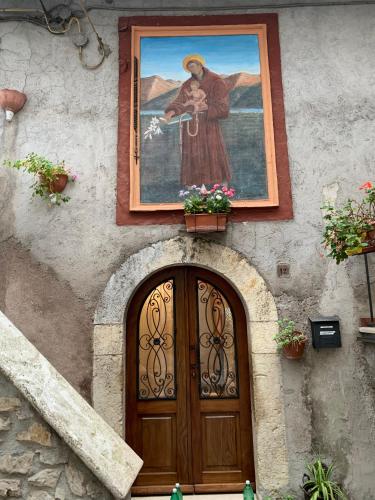 a building with a painting above a door with a picture at SURSUM CORDA private house in Orvinio