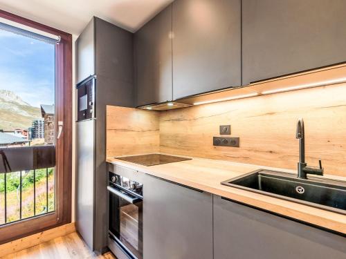 una cucina con un lavello e un bancone con una finestra di Apartment Le Pramecou - Val Claret-8 by Interhome a Tignes