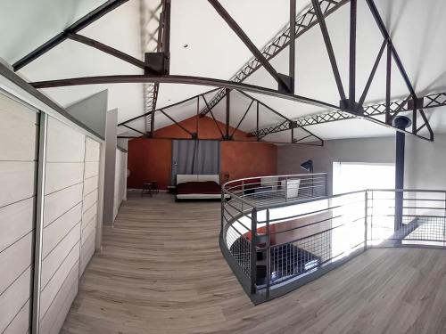 une chambre avec un escalier et un lit dans un bâtiment dans l'établissement Holiday Home LA FORGE by Interhome, à Saint-Pandelon