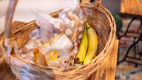 una cesta llena de plátanos sobre una mesa en Larroque Haute Gites, en Cassagnes