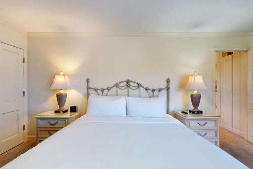 ein Schlafzimmer mit einem großen weißen Bett mit zwei Lampen in der Unterkunft Silverado Resort and Spa 221 in Napa