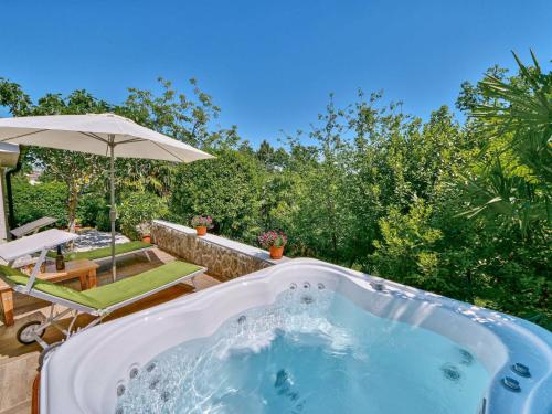 Piscina de la sau aproape de Holiday Home Beni by Interhome