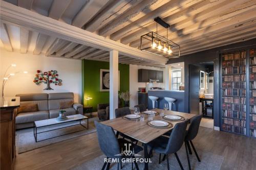 une salle à manger et un salon avec une table et des chaises dans l'établissement The Lighthouse Charming Apartment Beach & City Center 2-4 pers, à Honfleur