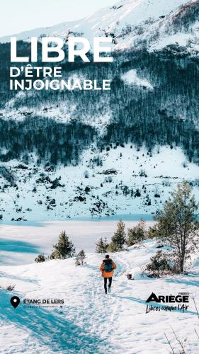 a person walking down a snow covered mountain at Les appartements de Clélia in Ax-les-Thermes