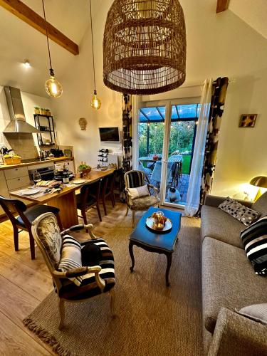 un salon avec un canapé et une table dans l'établissement La cabotte du renard, à Auxey-Duresses