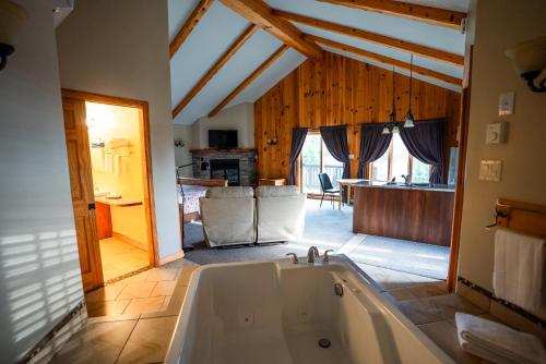 TV a/nebo společenská místnost v ubytování Chalets Lac à la Truite