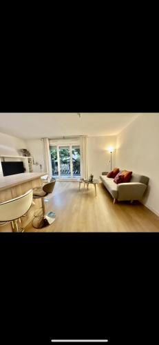 un salon avec un canapé et une table dans l'établissement Chambre confortable à 25min de Paris, à Villemomble