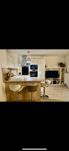 - une cuisine avec une table et deux chaises dans l'établissement Chambre confortable à 25min de Paris, à Villemomble