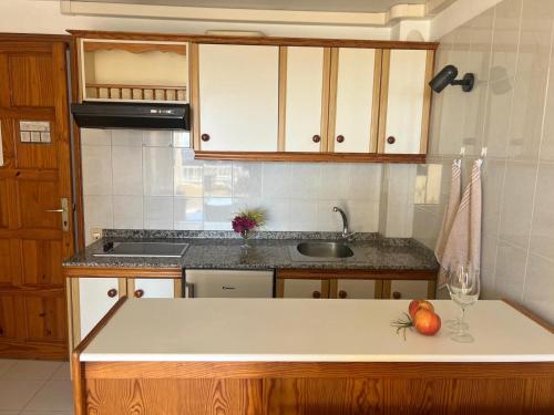 una cocina con fregadero y encimera en Apartamento Luz y Mar, en Tazacorte