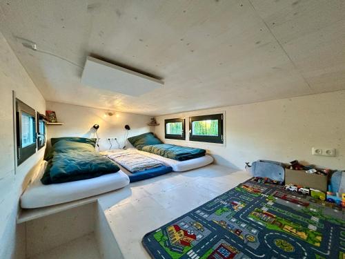 Postel nebo postele na pokoji v ubytování Tiny House Abenteuer mit Hot Tub