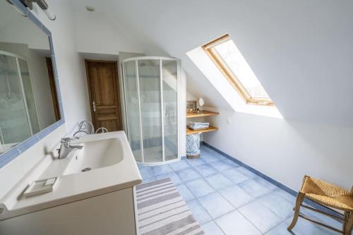une salle de bain avec un lavabo et une douche en verre dans l'établissement Maison de campagne au Domaine, à La Souris