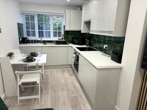 Η κουζίνα ή μικρή κουζίνα στο Tiny Home Parking & Airport & M1 & Contractor