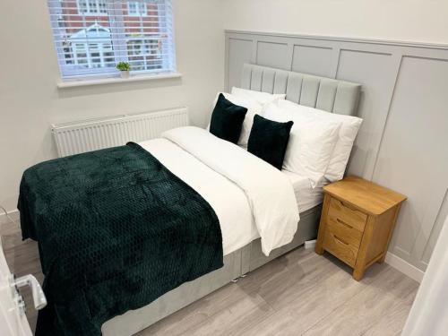 Ένα ή περισσότερα κρεβάτια σε δωμάτιο στο Tiny Home Parking & Airport & M1 & Contractor