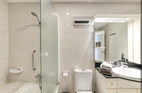 a bathroom with a shower and a toilet and a sink at Apartamento con vistas a mar y canal. Empuriabrava in Empuriabrava