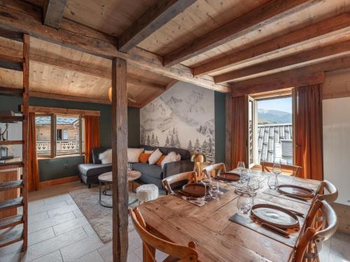 un salon avec une table en bois et un canapé dans l'établissement Nid douillet au cœur de Megeve, à Megève