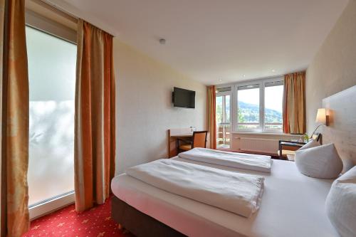 Letto o letti in una camera di Rothenfels Panorama Hotel