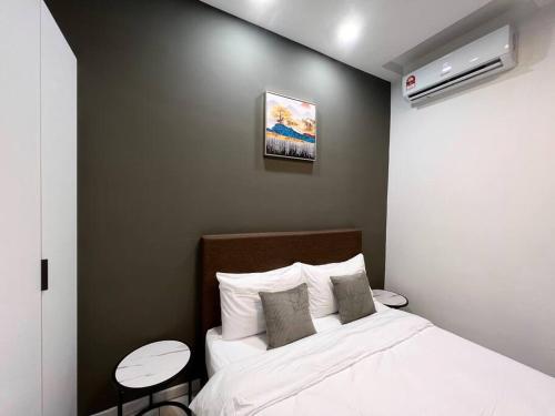 Postel nebo postele na pokoji v ubytování The Hibiscus HorizonSuitesKLIA Netflix